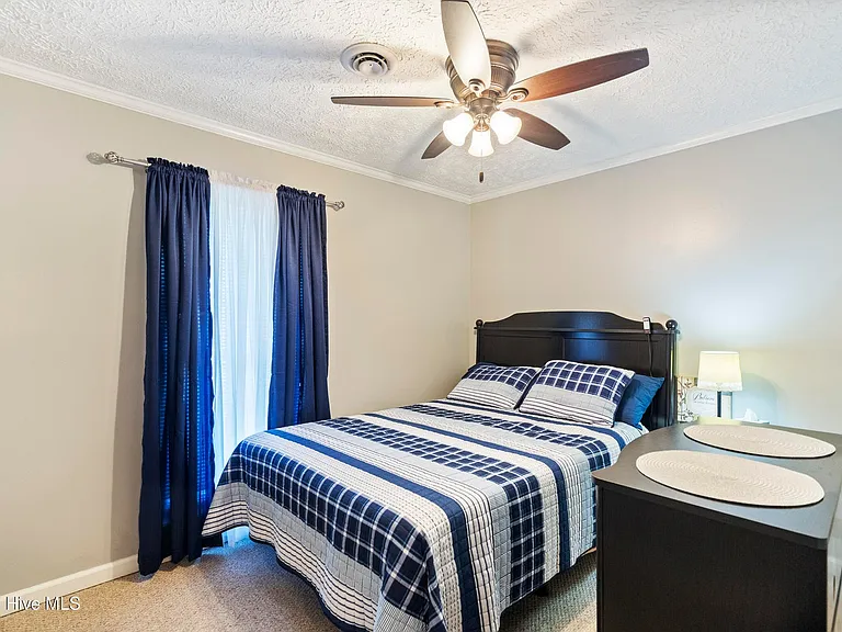 606 Manassas Dr — Photo 3