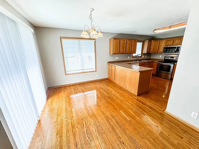 4 bed, 2700 sqft, $2,395 — Photo 4