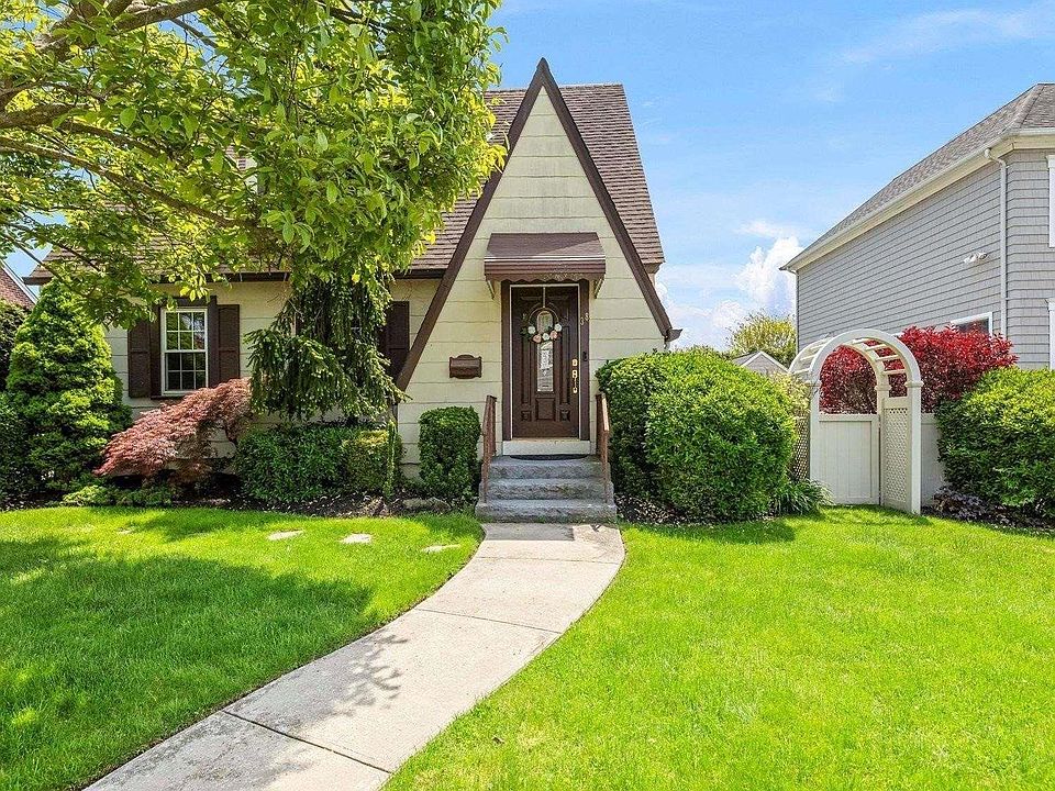 1st image of 38 Centre Drive