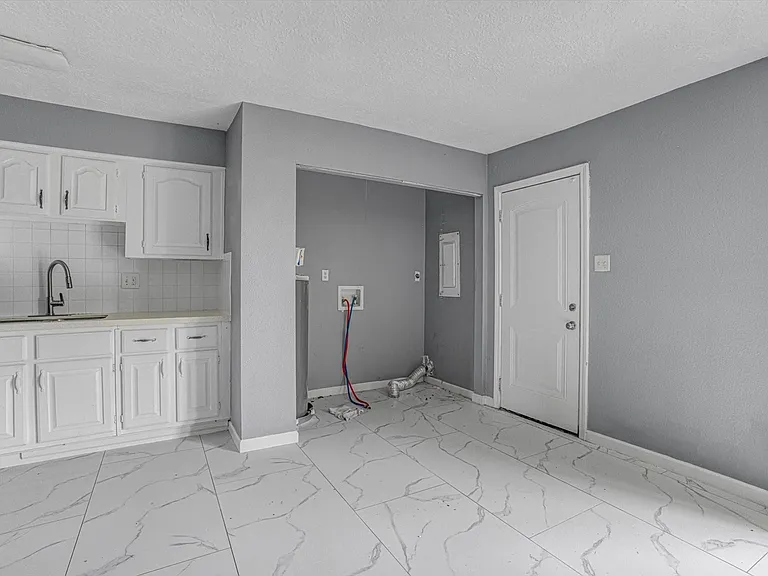 14618 Flair Dr — Photo 9