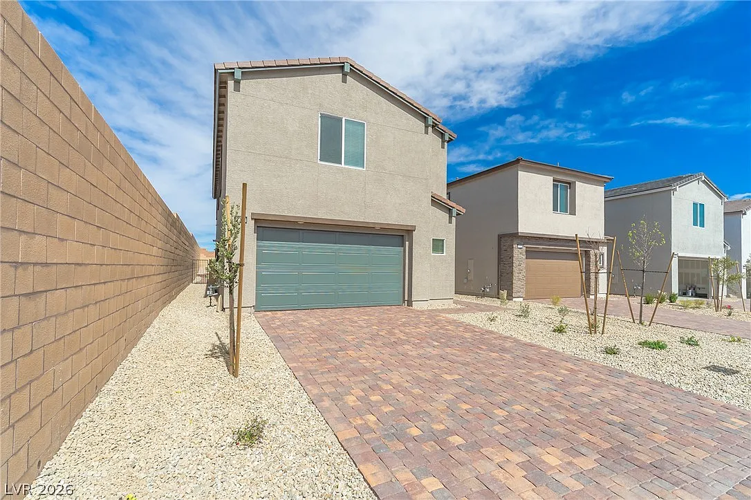 4 bed, 4.0 bath, 2405 sqft, $2,700 — Photo 2