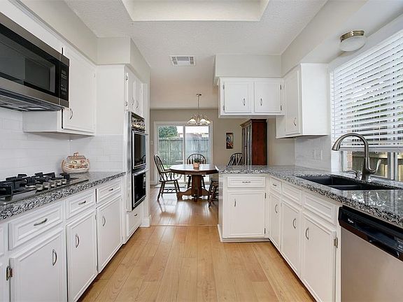 3rd image of 15930 Dunmoor Dr
