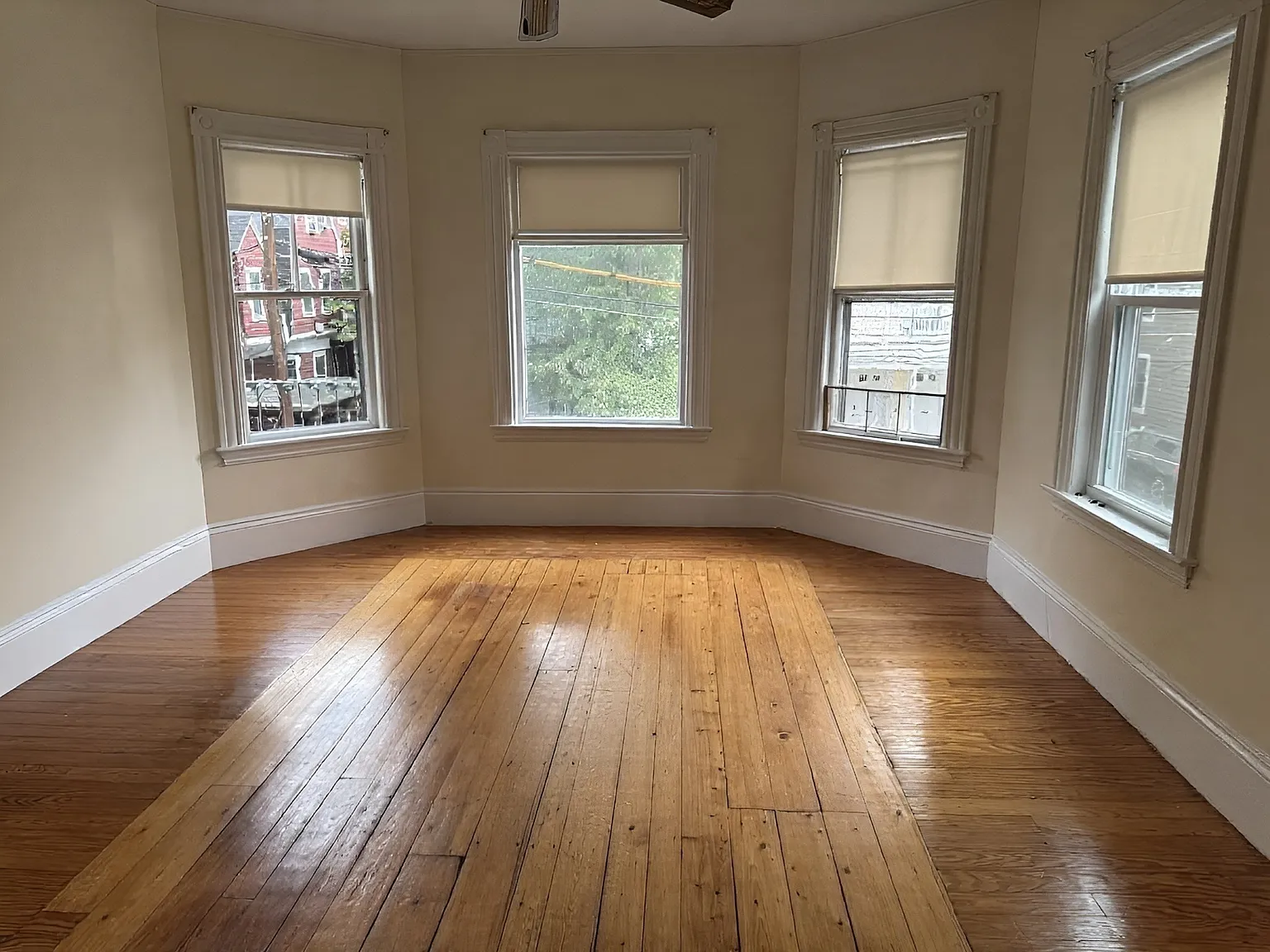 3 bed, 1.0 bath, 1500 sqft, $3,000 — Photo 2