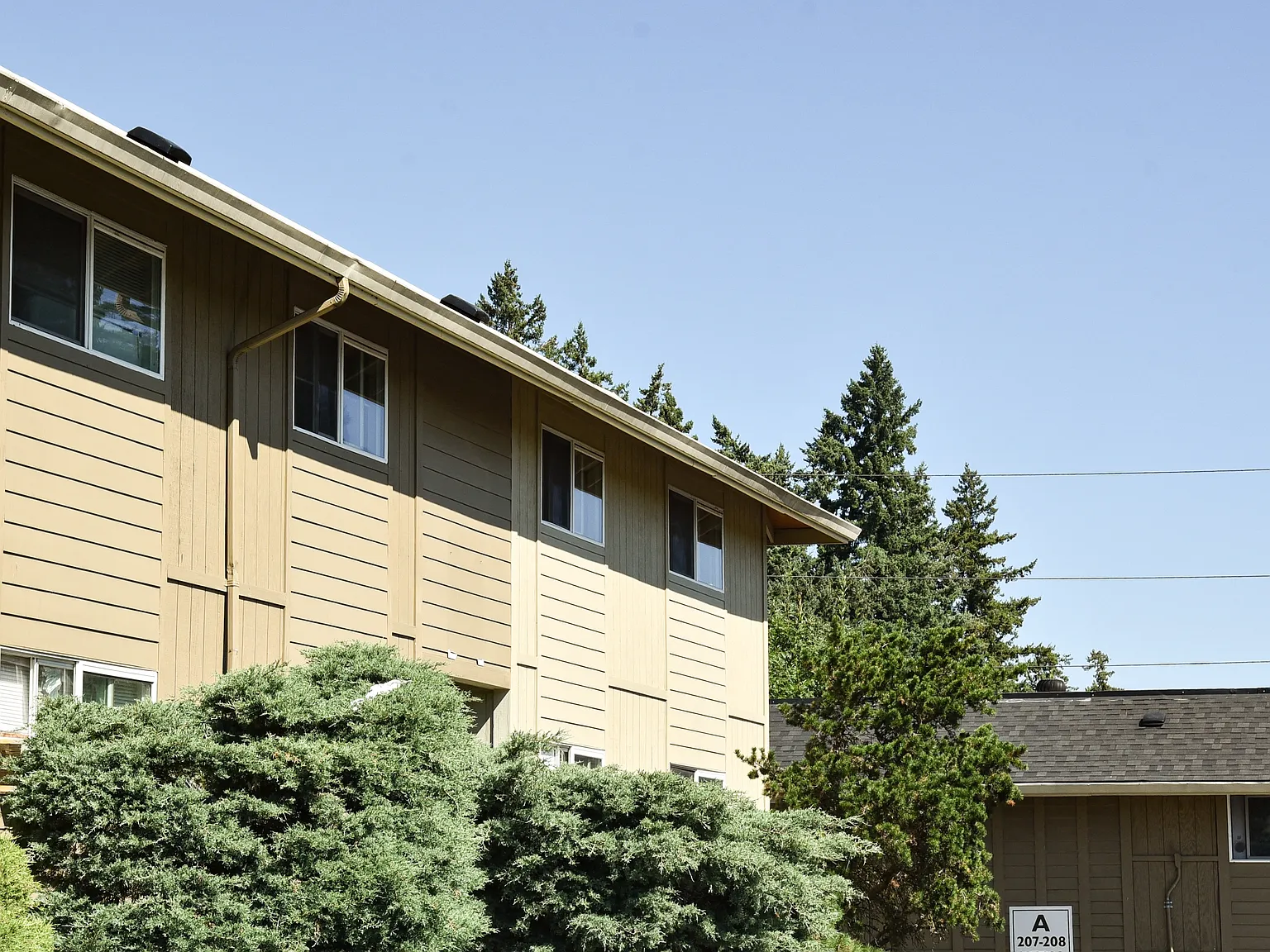 Halsey Summit Apartments — Photo 3