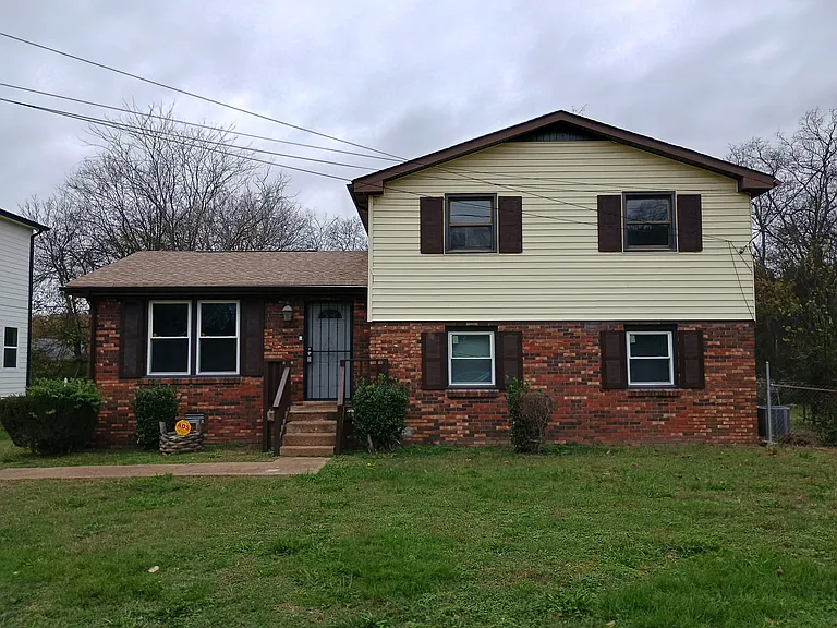 644 Rowan Dr — Photo 2
