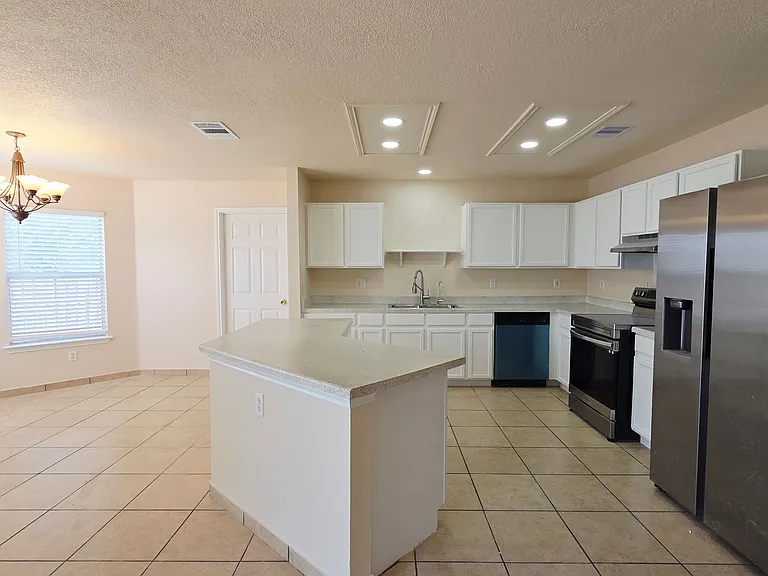 402 Empresario Dr — Photo 8