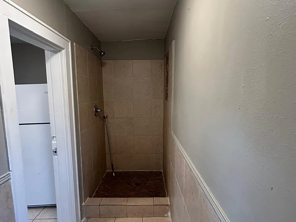 407 Henry St #3
