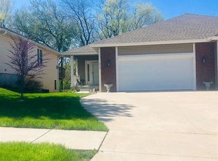 1039 SW Red Oaks Pl, Topeka, KS 66615