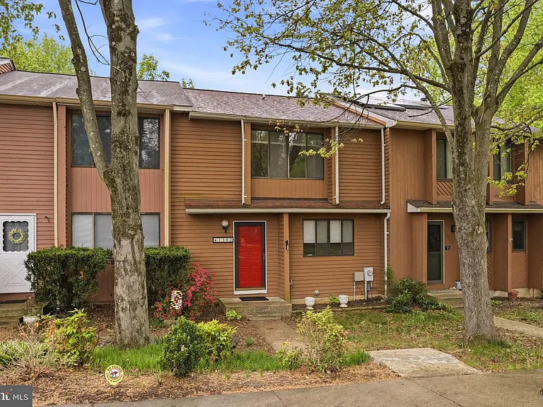 1382 Almond Dr — Photo 2