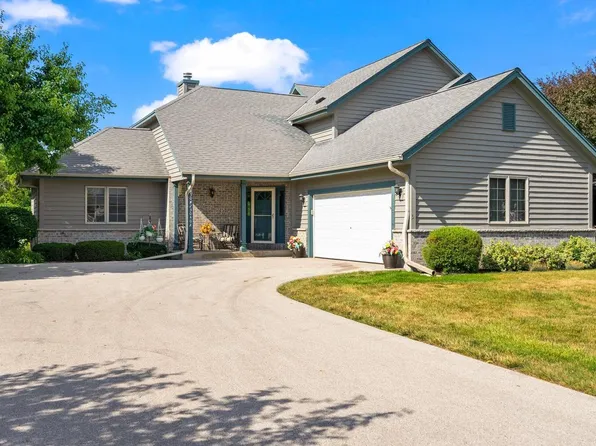N30W23040 Pineview CIRCLE #1, Pewaukee, WI 53072
