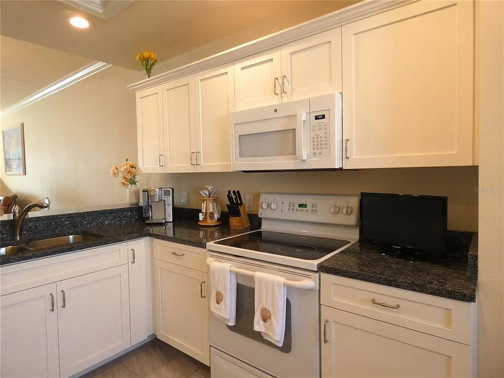 2 bed, 2.0 bath, 1333 sqft, $5,500 — Photo 3