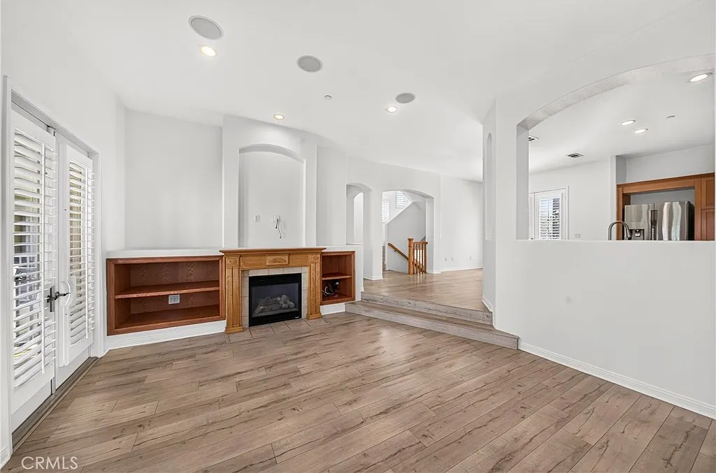 3 bed, 3.5 bath, 2314 sqft, $8,800 — Photo 2