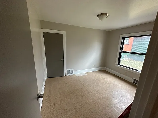Building Photo - 539 Falls Ave #3