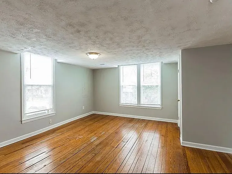 676 Headley Ave — Photo 8