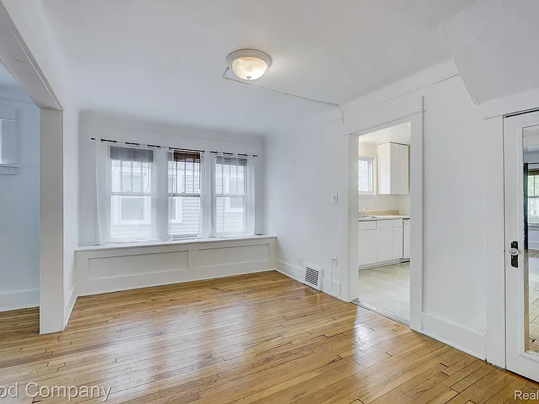 243 W Webster St — Photo 15