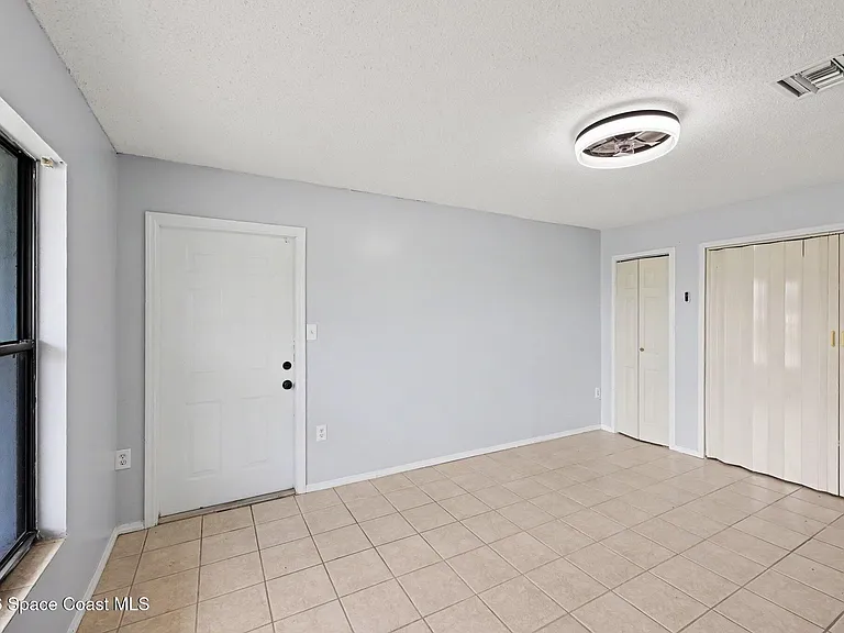 2292 Lakeview Dr — Photo 3
