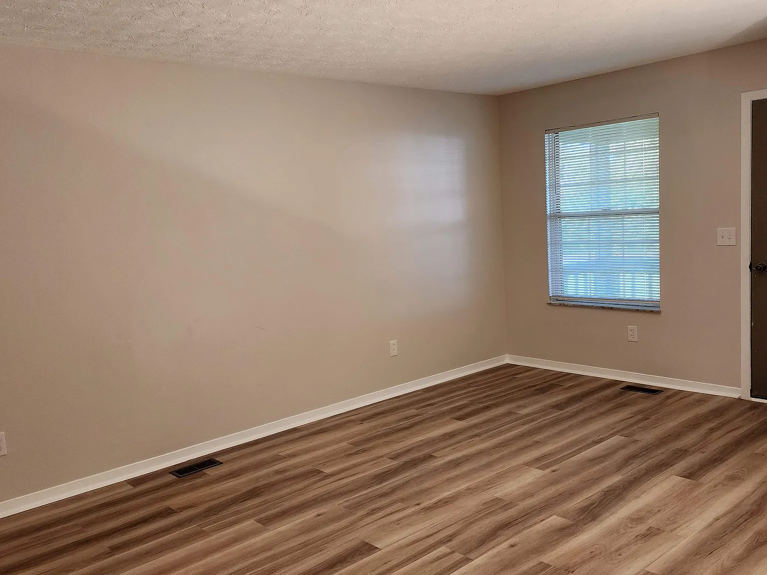1090 Ann Ln — Photo 3