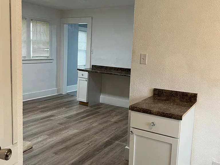 1704 W 8th St — Photo 12