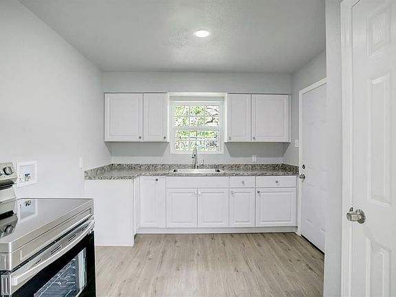 3rd image of 5123 Peachtree 1/2 St
