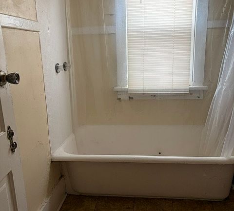 4th image of 828 W 4th St #3