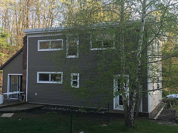 5th image of 98 N Division St