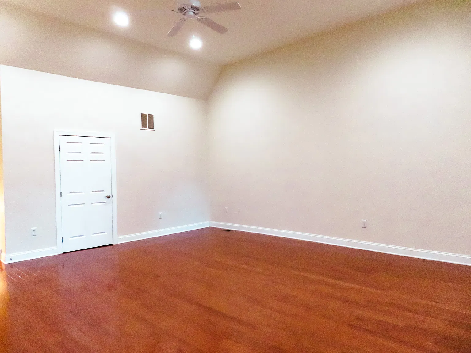4 bed, 3480 sqft, $4,950 — Photo 4