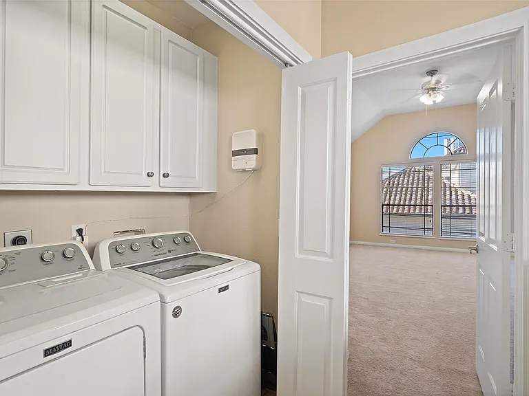 2406 Calumet St — Photo 26