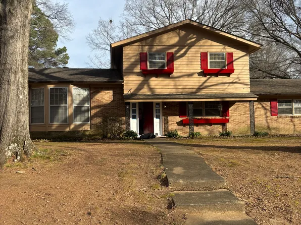 42 Fieldcrest Dr, Jackson, TN 38305