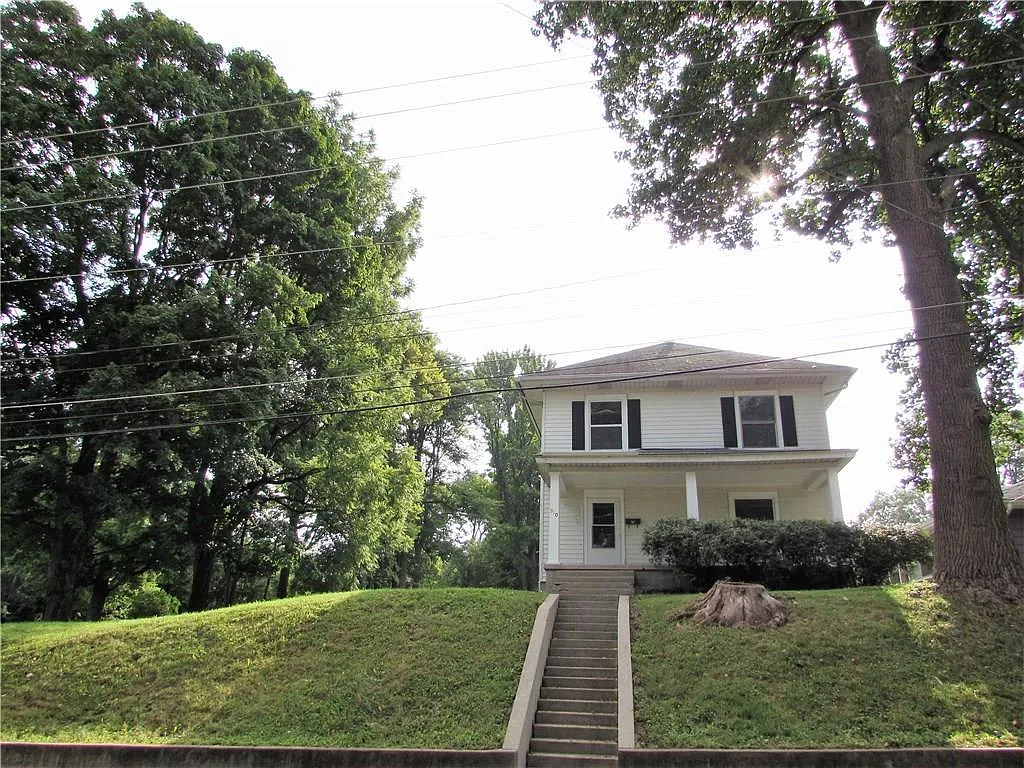 910 S Elm St photo 1