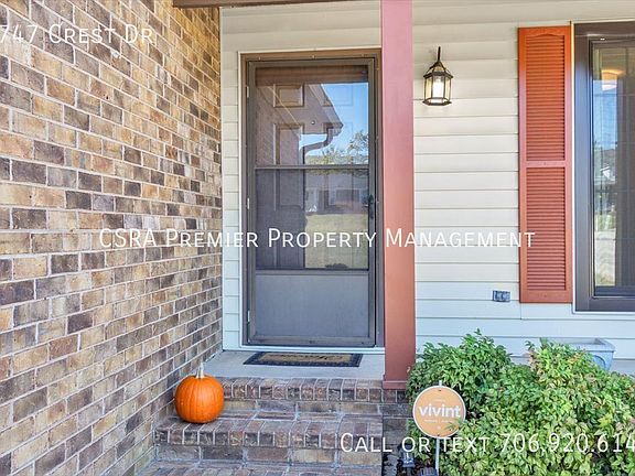 3rd image of 3747 Crest Dr