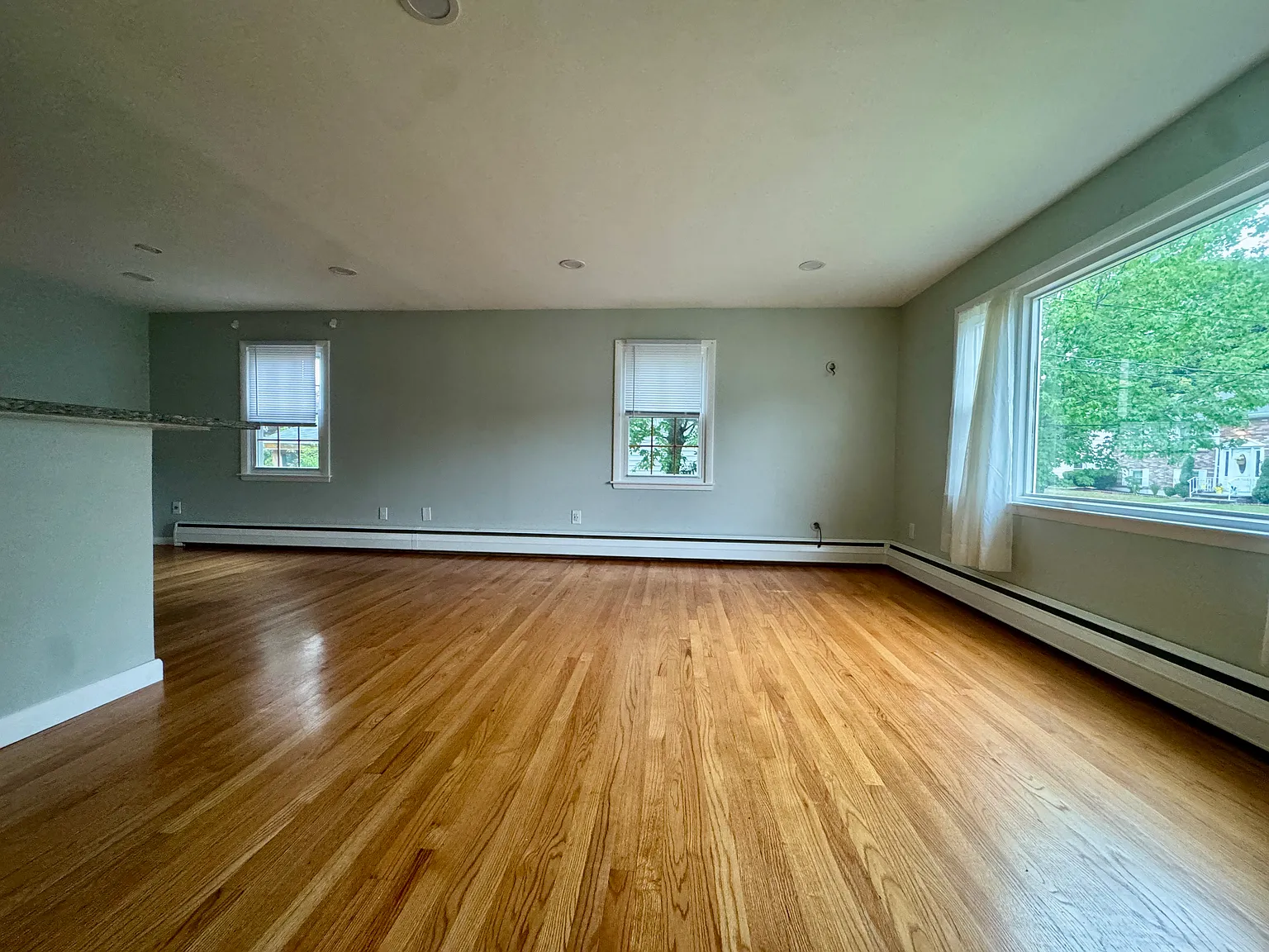 4 bed, 1726 sqft, $4,400 — Photo 2