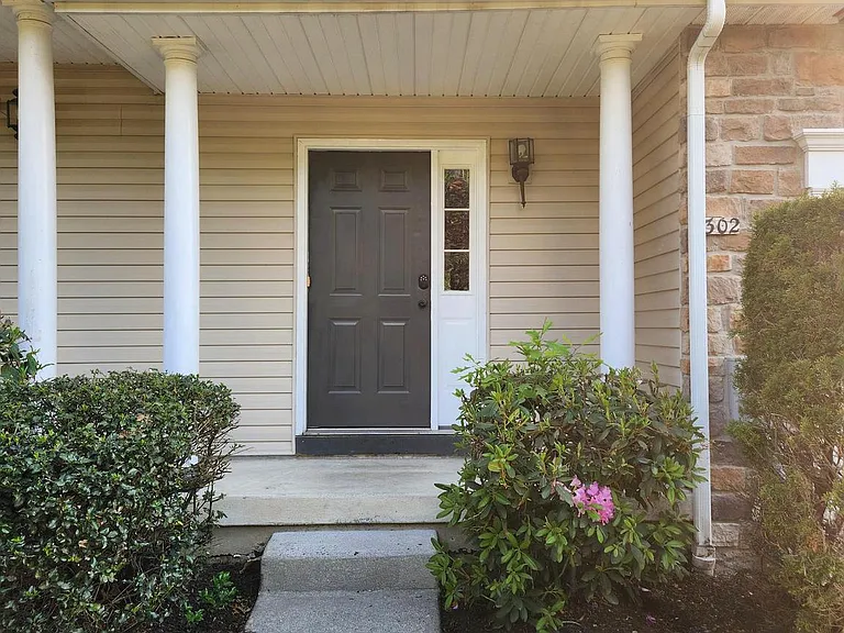302 Hidden Dr — Photo 3