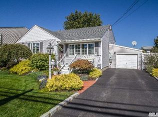 21 Pratt St, West Babylon, NY 11704