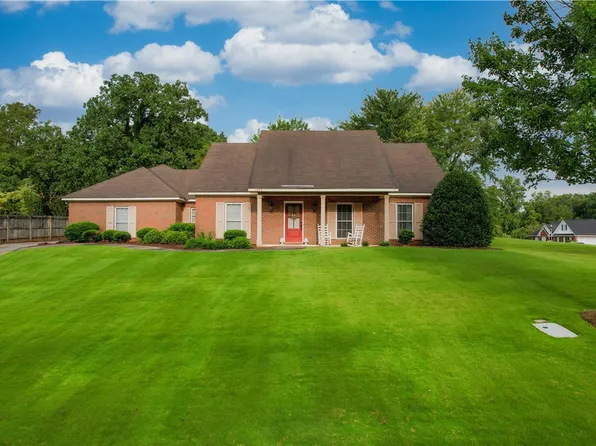1902 Bengal Dr, Opelika, AL 36801