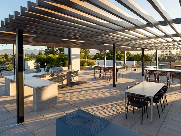 Rooftop Lounge and Grilling Area