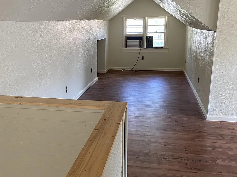 313 E College St — Photo 8