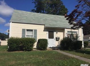 28 Park Cir N, Farmingdale, NY 11735