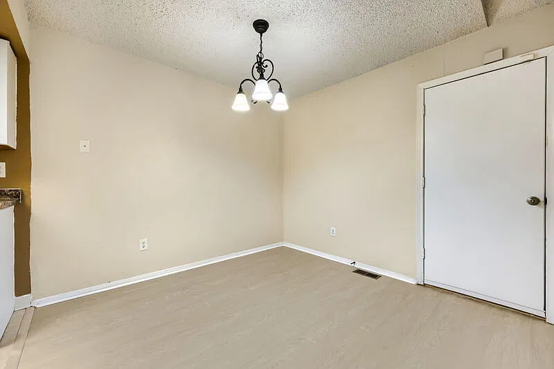 3 bed, 2.0 bath, 1920 sqft, $1,900 — Photo 4