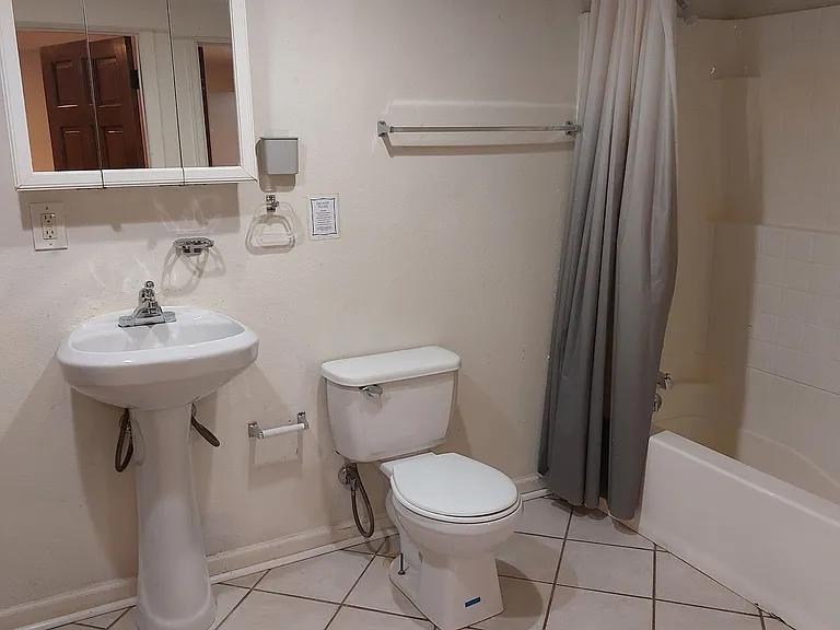 College Housing - 4 bedrooms — Photo 63