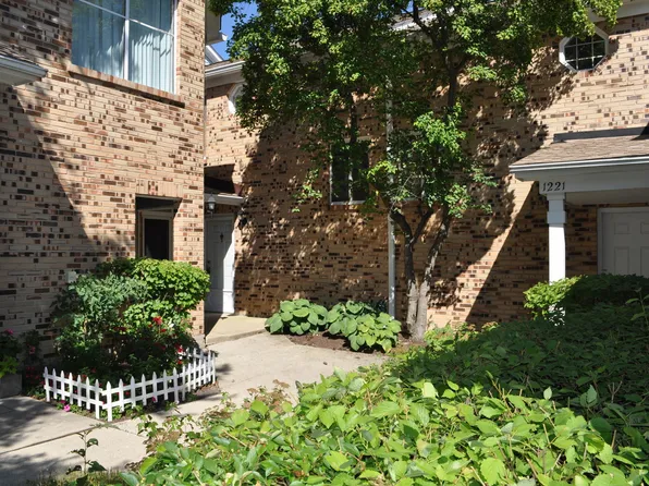 1223 Ranchview Ct, Buffalo Grove, IL 60089