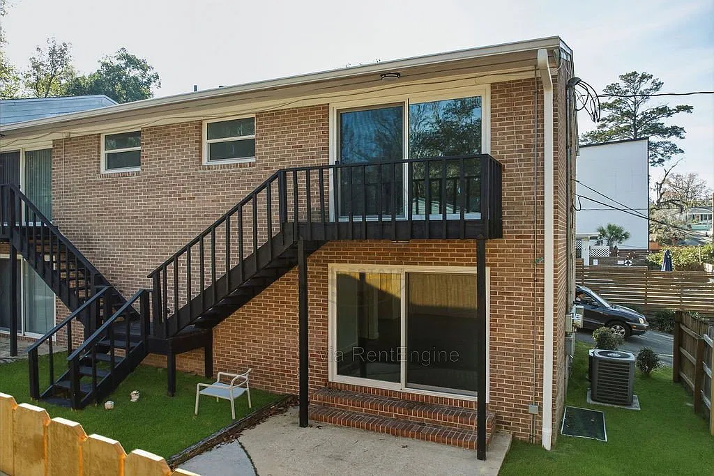 2 bed, 1.0 bath, 1064 sqft, $1,200 — Photo 3
