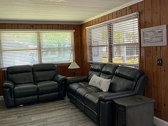 4th image of 689 N West Dr