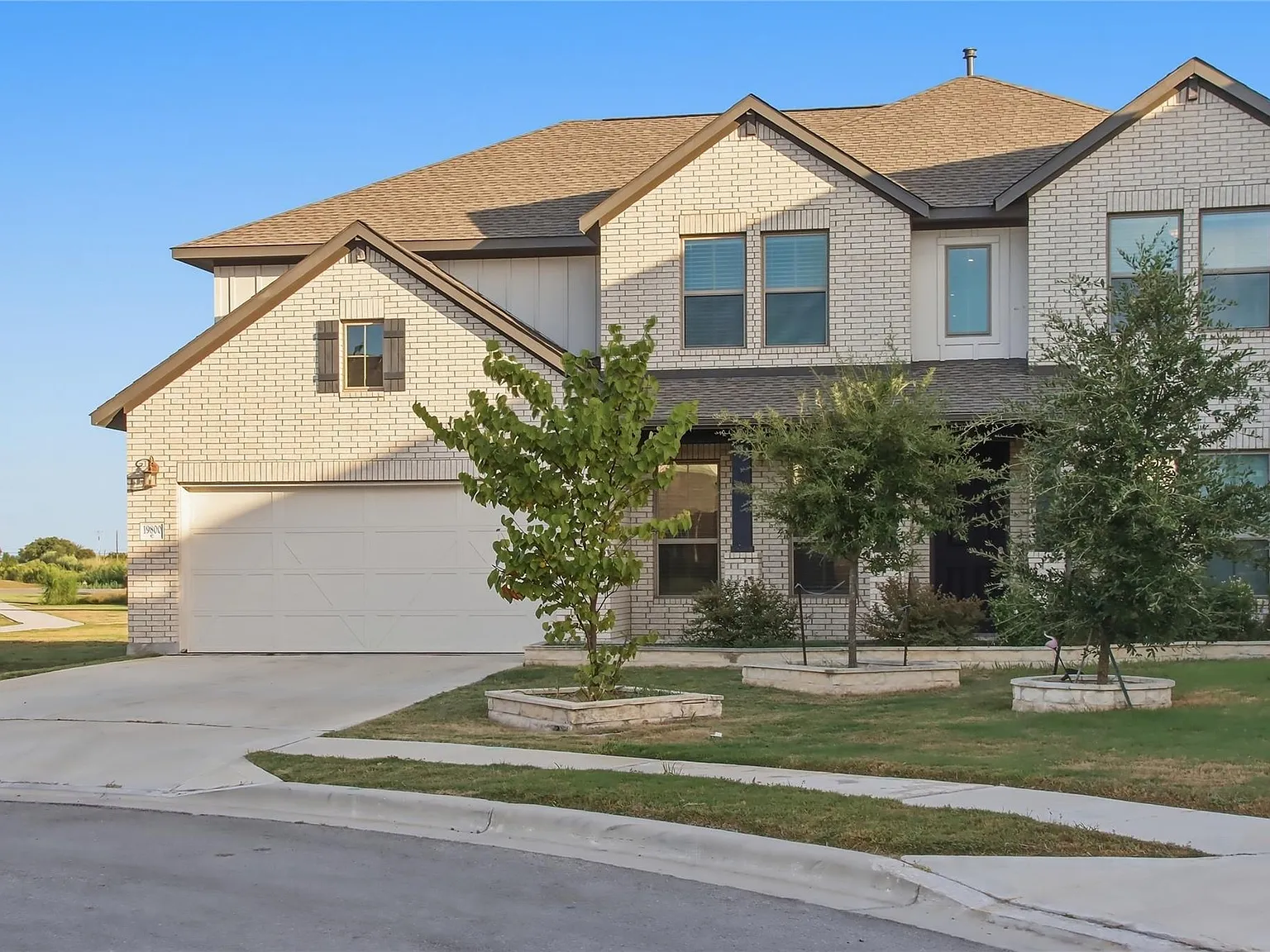 5 bed, 4.0 bath, 3799 sqft, $3,400 — Photo 3
