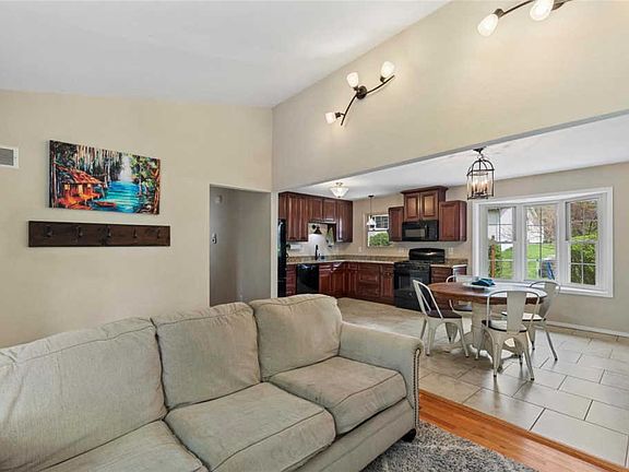 3rd image of 621 Claypool Dr