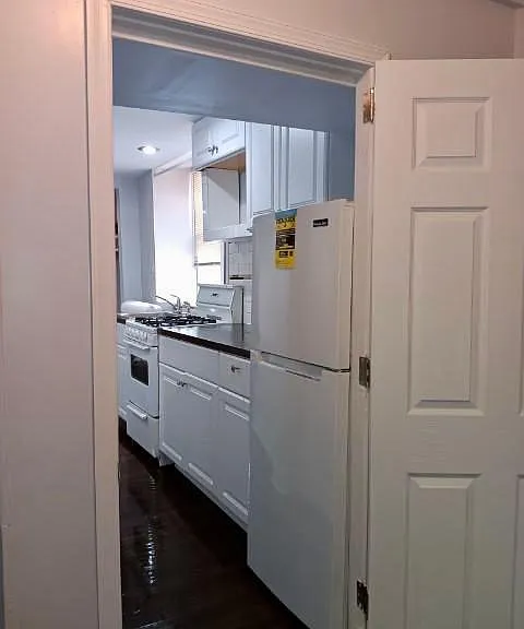 363 Leverington Ave #1R — Photo 2