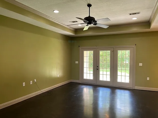 Move-In Ready 3/2 in Petal with lake access $1,800 — Photo 2