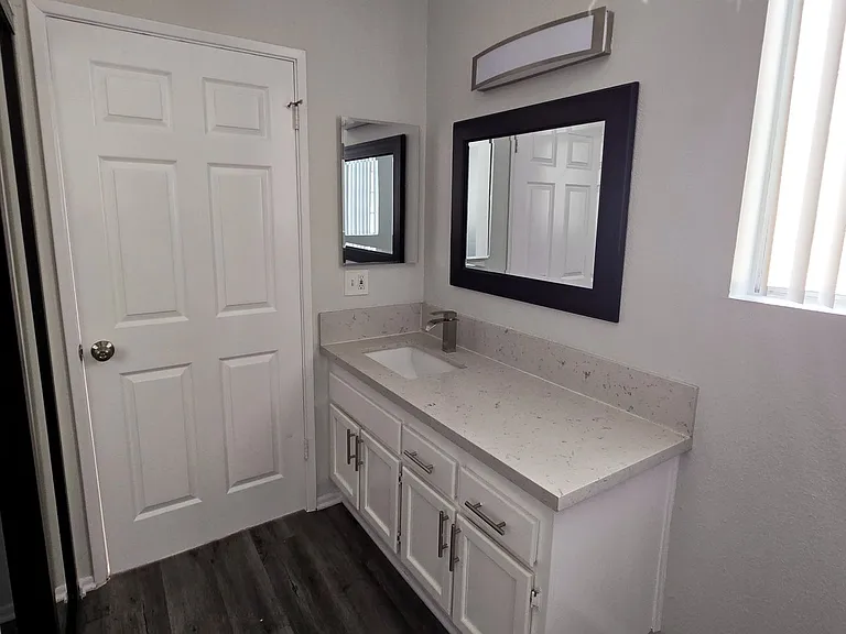 685 Kelton Ave — Photo 31