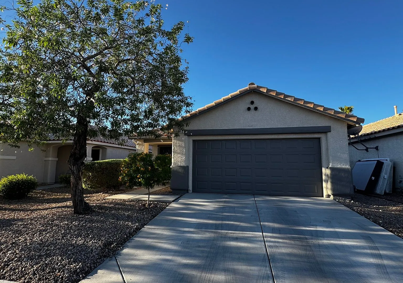 Executive 3 bedroom Home. Single Story — Photo 1
