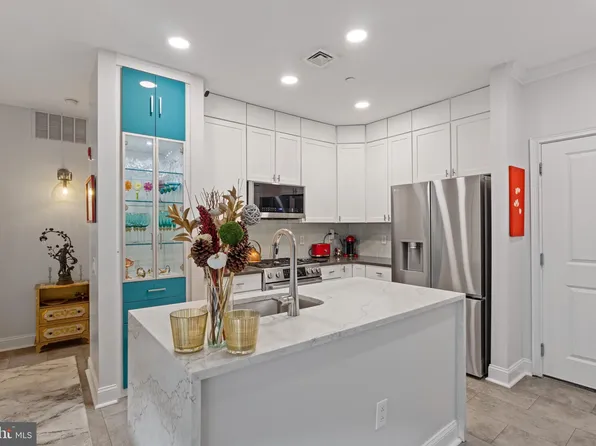 500 Admirals Way APT 201, Philadelphia, PA 19146