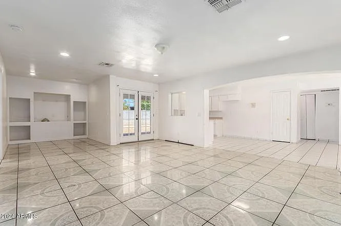 4 bed, 1901 sqft, $2,295 — Photo 2